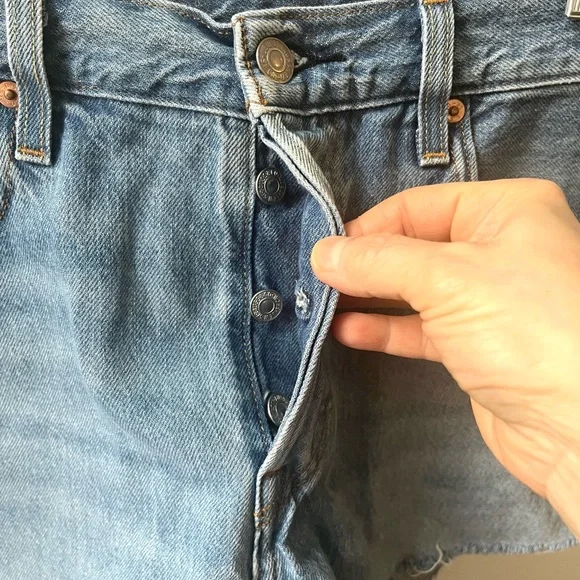 Levi's 501 High Rise Button Fly Denim
Distressed Raw Hem Shorts Sz 30 - Picture 5 of 11